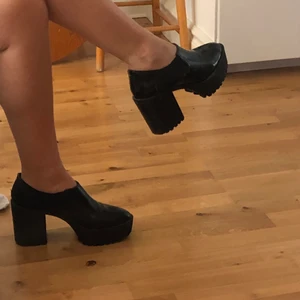 Platå skor🖤 - Höga platå skor, super sköna och coola! Köpta secondhand men kommer från monki🖤 Frakt: 40kr