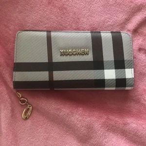 Plånbok - En plånbok. Som ni kan se baksidan är det en liten fläck som jag var där från början när jag fick den i present. Eftersom jag inte är en plånboks människa har jag inte använt den. Jag kan skicka den om köparen står för frakten. 