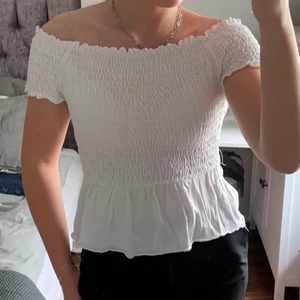 Topp - Gullig topp i väldigt bra skick som inte kommer till användning Stl: S Frakt: 66kr (spårbar) om inget annat önskas