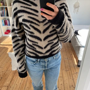 Stickad tröja  - Mjuk stickad tröja från NA-KD! Sparsamt använd, i storlek small. Säljer för 200kr exklusive frakt! 
