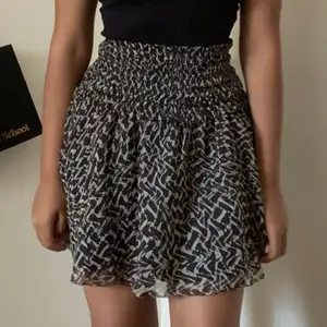 Säljer denna oanvända kjol från H&M, frakt ingår ej💞