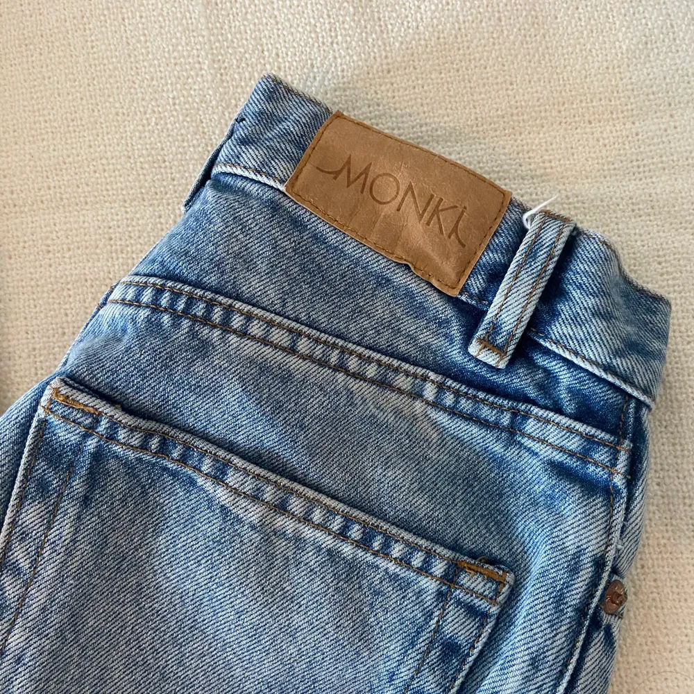 Säljer mina fina yoko mid blue jeans från Monki, då jag vuxit ur de. Sparsamt använda och sitter jättefint! Storlek 25 i midjan. Köparen står för frakt och betalning via swish🧡. Jeans & Byxor.