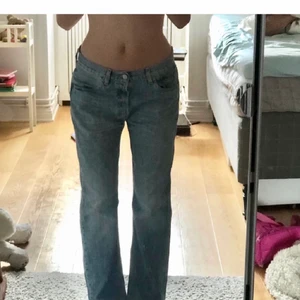 Lågmidjade Levis jeans - Säljer dessa assnygga lågmidjade vintagejeans från Levis då de tyvvär är förstora på mig som är 155. Bilderna är lånade från förra ägaren som är ca 170. 💕💕⚡️⚡️Köpta för ca 400 kr här på Plick !! 🦋🦋