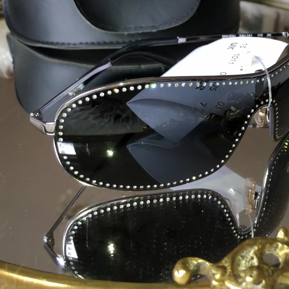 Helt nya vintage diamond Miu Miu solglasögon som är äkta 🤍 (rekommenderade priset 1580kr).  säljs för 450kr plus fraktkostnad.🤍 Fler bilder finns det är bara att fråga :). Accessoarer.