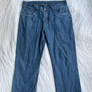 Ett par blåa, fodrade camargue jeans perfekta till den kommande kalla hösten/vintern! Storleken är okänd men jag är 190 cm lång och de är lite för korta för mig vilket inte syns på bilden då jag har dragit ner dem en bit.