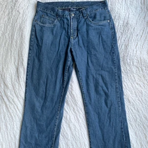 Blåa, fodrade camargue jeans - Ett par blåa, fodrade camargue jeans perfekta till den kommande kalla hösten/vintern! Storleken är okänd men jag är 190 cm lång och de är lite för korta för mig vilket inte syns på bilden då jag har dragit ner dem en bit.