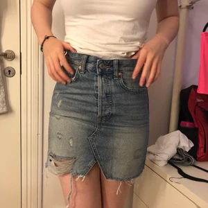 Jeanskjol  - En sliten jeanskjol perfekt för sommaren från hm. (Det är ingen fläck på kjolen, det är bara ljuset som är konstigt) annars i ok skick! Köparen står för frakten💙