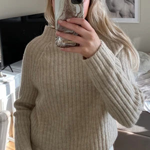 Tröja från Monki - Så fin stickad tröja från Monki, som säljer då jag har allt för många liknande 😇 Endast använd 1 gång, så in princip helt ny! Önskas fler bilder, så skriv privat ❤️ Frakt tillkommer.