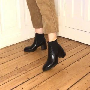 Svarta boots  - Otroligt snygga boots med låg klack och tight passform. Endast använda en gång. Själva skon är i svart skinnimitation och kantas av ett ribbat tyg som utgör skaftet. Märkta som en 38a men det är snarare en 37a. Från Zara.