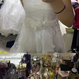 Så fin fest klänning - Så fin och snygg fest klänning som komemr med ett hårband som Anna er på 3 bilden . Finns i två olika storlekar. Pris kan diskuteras 