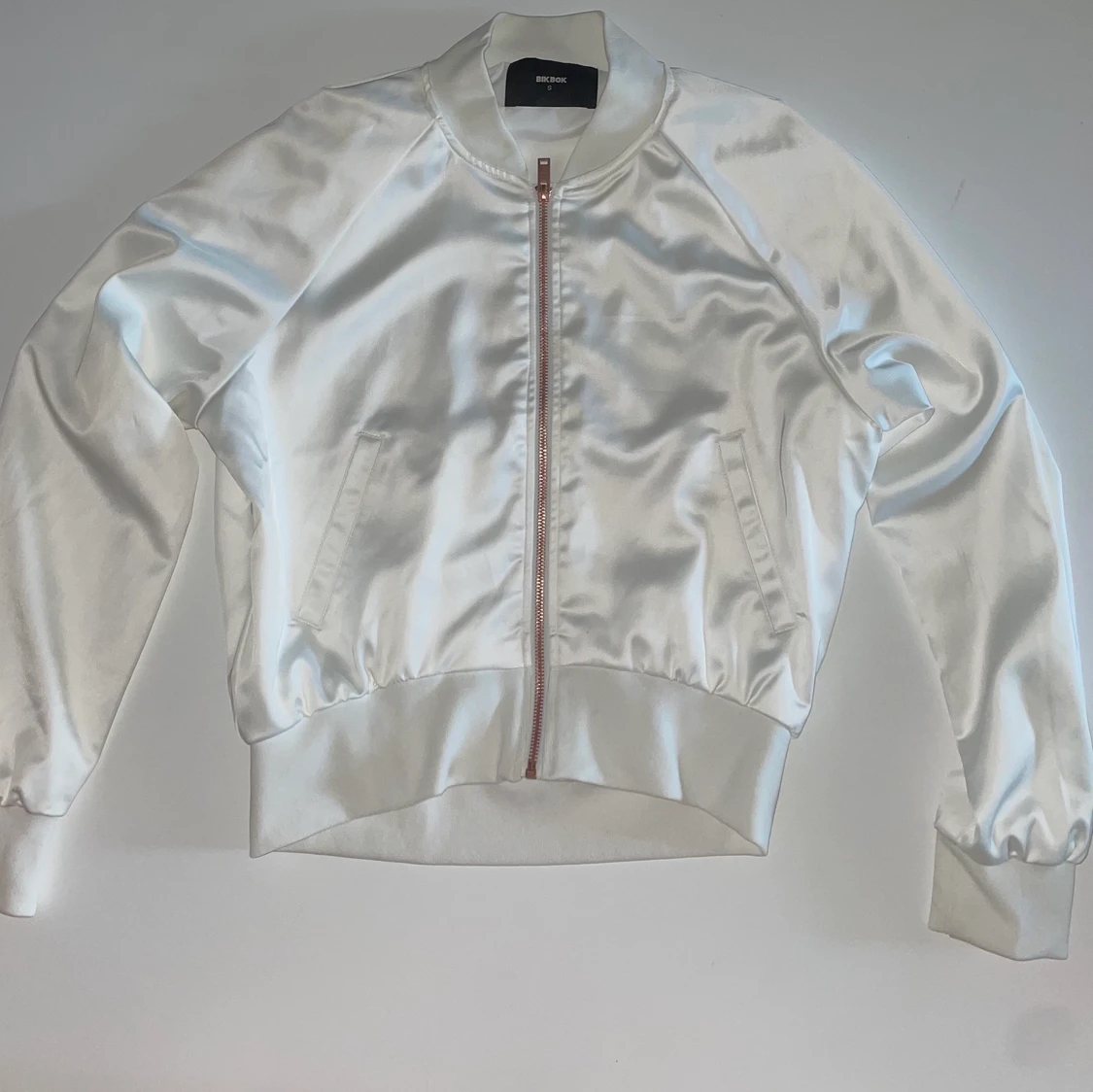 Vit bomberjacka bikbok