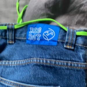 Polar Bigboys mörkblå  - Polar bigboys mörkblå, liten skada längst ner på byxan knappt synlig