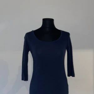 Marinblå tröja  - Marinblå tröja med trekvartsarm Strl S