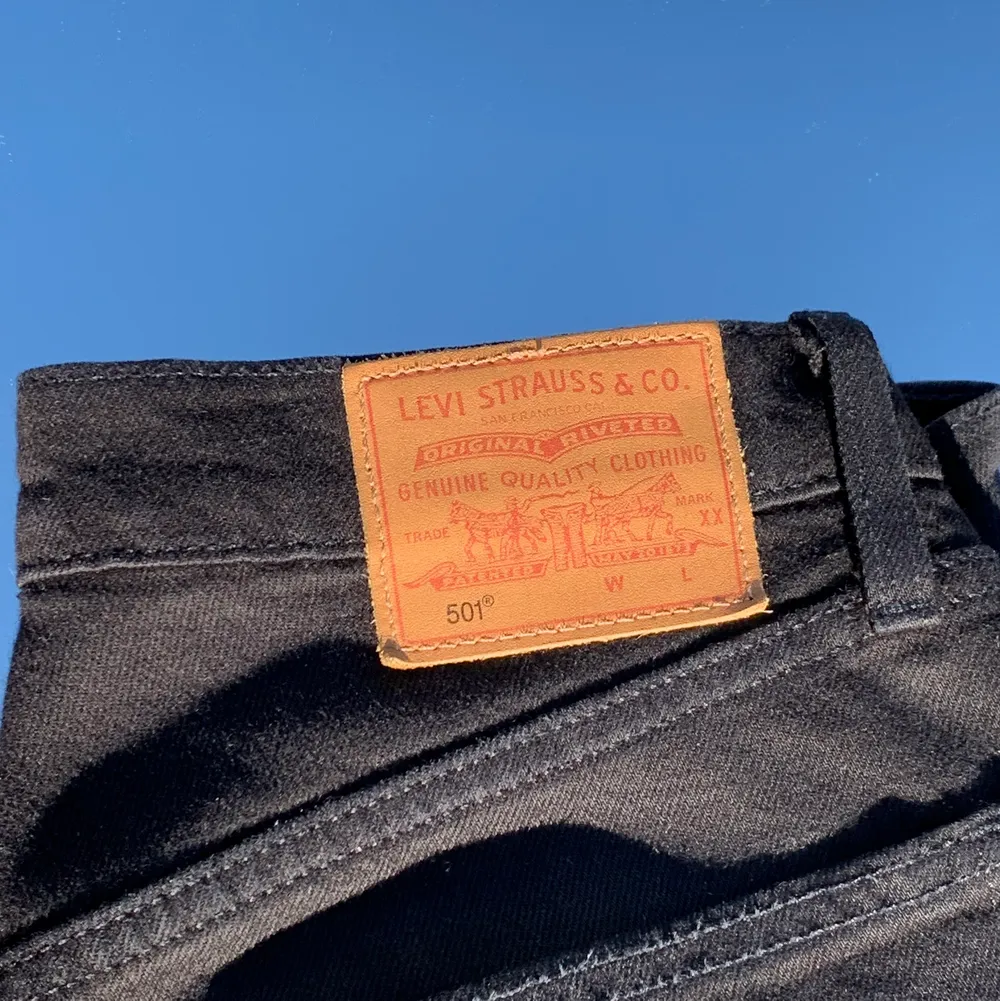 🦥 Stilrena Levis jeans, modell 501. Älskar passformen, men tyvärr har dessa blivit lite små:( Storlek w25 l28 (jag är 169cm lång och brukar ha 38/M i jeans) även dessa är sparsamt använda🦥. Jeans & Byxor.