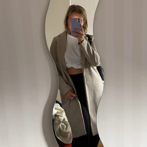 Beige kappa - Säljer min beigea kappa från zara. Jättefin men är lite lång på mig som endast är 157. Jättefint skick då den endast är använd några få gånger.