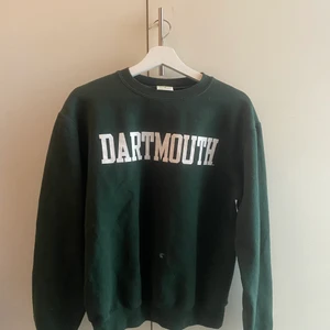 Vintage champion - Mörkgrön vintage champion collage tjocktröja. I fint skick för att vara vintage men aningen nopprig (inte alls mycket). Inga större skador/flaws eller fläckar. Riktigt skön färg och passform. Tveka inte att höra av dig vid funderingar!