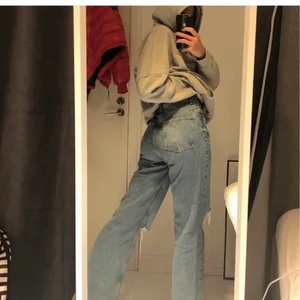 Zara jeans - Assnygga! De är i storlek 40 men passar mig som vanligtvis är en 36a-38a. Är 175cm.