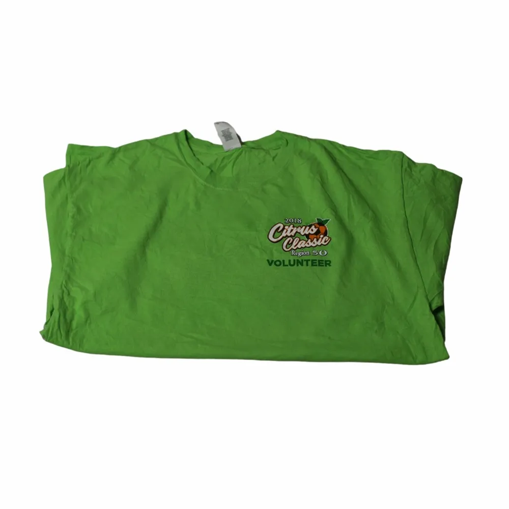 En riktigt fet grön t-shirt som har ett tryck på ryggen samt ett litet över bröstet. Är perfekt för dig som gillar limegrön eller ljusare grön. Thriftad på en secondhandbutik i USA. Har lite utav en baggy fit. T-shirts.