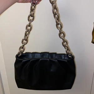 Väska från hm - Säljer denna väska från hm andvänd fåtal ggr, kom priv för fler bilder. Kontakta mig privat vid intresse.💗🎸