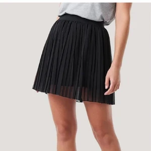 Svart Kjol - säljer denna superfina svarta kjol från nakd, knappt använd, köparen står för frakten💖💞 (har två exakt likadana, så vill bli av med kjolen, kan sänka priset vid snabbaffär)