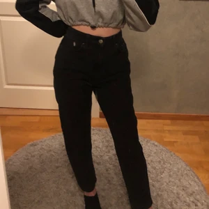 Svarta jeans  - Hej, säljer ett par svarta 90s jenas för att dom va lite för stora på mig💞