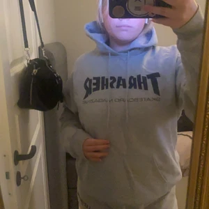 Hoodie - Säljer min jätte coola thrasher hoodie då den inte är min stil längre, helt som ny då jag använt den Max 2 gånger❤️ köpt på junkjard för 1000kr❤️