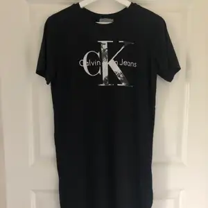 Calvin Klein klänning Loose Fit, strl S, endast använd ca 1-2 ggr, fint skick, köpare står för frakten