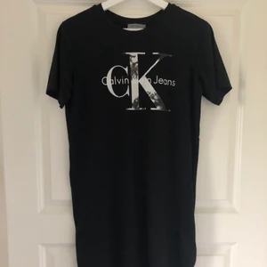 Calvin Klein klänning Loose Fit, strl S  - Calvin Klein klänning Loose Fit, strl S, endast använd ca 1-2 ggr, fint skick, köpare står för frakten