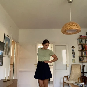 Hilfiger kjol, blå  - Fin, mörkblå och sparsamt använd kjol från Hilfiger i lite tennis-inspirerad modell. Snygg passform. 