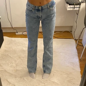 Jeans - Säljer dessa populär raka blå jeansen från asos pågrund av att de aldrig kommer till användning. De är i storlek 26/32 