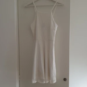 Vit klänning - Säljer klänningen som jag bar på min student🎓 har inga fläkar. Jättefin passform. Slutar ovanför knäna på mig (171 cm lång)