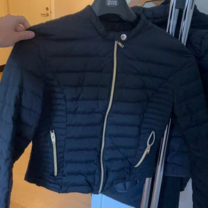 Rock and blue jacka - Rock and blue jacka med gulddetaljer i strl 38 köpt för ca 1700, använd Max 5ggr inga skador är som ny, pris 350kr