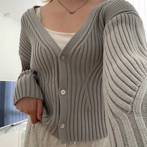 kofta från hm strl M - en superfin kofta från HM😍 aldrig använd (förutom när jag tog bilderna) så den är i nyskick!!! 