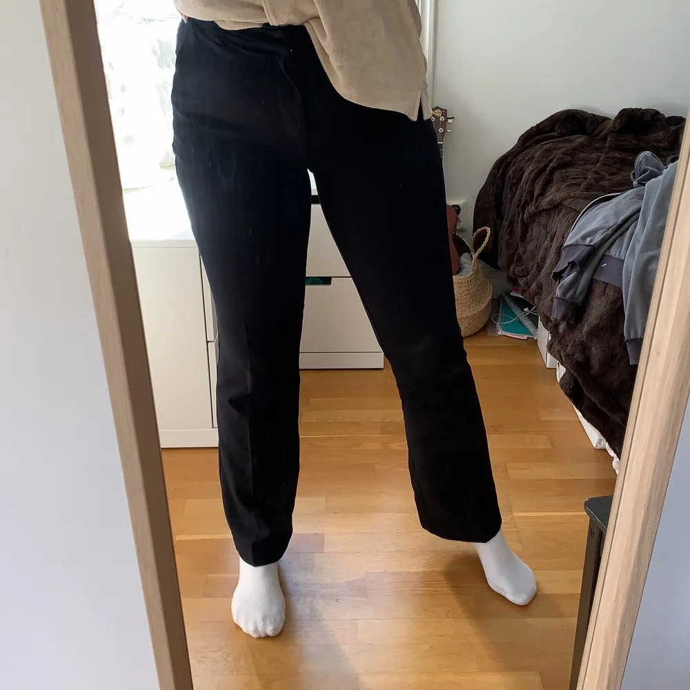 Svarta kostymbyxor från bikbok, storlek 40 men känns mindre💗 säljer då de inte riktigt passar och är lite korta för mig som är 170, frakt tillkommer. Jeans & Byxor.