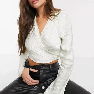 ASOS design satinskjorta med knyte - Jättefin och oanvänd mintgrön topp med zebraimmitation. Jättetunt o fint material som andas bra på kroppen. Köpt för va 1 år sedan och aldrig kommit till användning.