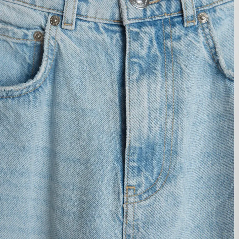 Mom jeans från Zara, köpt för 3 månader sedan för 500 kr. Är i storlek S/36 passar även S-M/34-38 beroende på hur man vill att den ska sitta. Användning 4-5 gånger. Säljer för 300 + frakt, budgivning om flera är intresserade. . Jeans & Byxor.