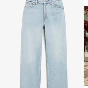 Straight Jeans - Säljer mina fina jeans i den populära modellen ”Taiki” från monki pga jag fick en för stor storlek, därmed är de helt oanvända!  Storlek 27. Inte mina bilder! Kom privat för fler bilder om det behövs!😊  Säljer för 220kr ink frakt dvs att jag står för frakten!