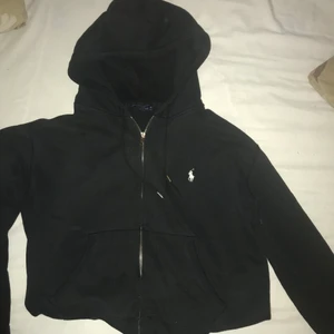 Polo zip hoodie - Fin och skön ralph Laurent zip hoodie. Säljer pågrund av att den blivit för stor.  