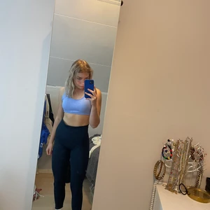 Träningstights  - Blåa träningstights. Storlek S. 80kr+frakt