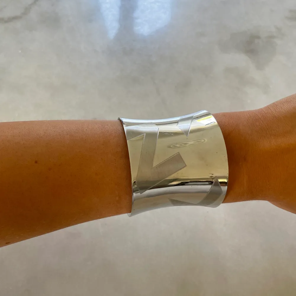 Äkta DKNY stort armband i stål, passar till allt och i bra skick✨. Accessoarer.