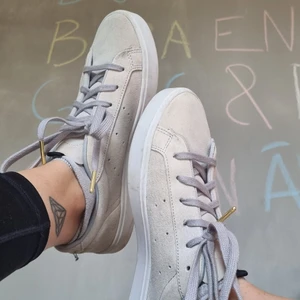 Adidas sleek skor 39  - Använda en gång. Storlek 40 men små, mer som 39. 