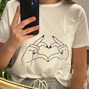 Vit t-shirt - Vit t-shirt med tryck, endast testad, skulle säga att den är ganska oversized 