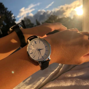 Klocka från h&m - Klocka från h&m aldrig använd. Själva klockan är jätte fin o har knappt några repor bara en liten om man kollar väldigt noga. OBS man måste byta batteri på den. Hör gärna av dig vid frågor. 