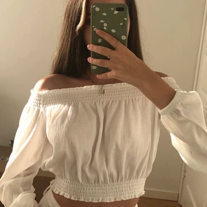 Vit blus - Superfin blus ifrån H&M! Har tyvärr råkat få lite bläck bläck på sig men syns bara om man kmr nära🤍