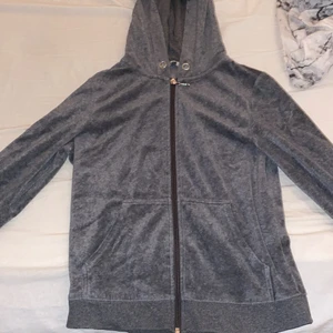 Tröja  - Säljer denna fina tröja då den inte längre kommer till någon användning har använt ett år fåtal gånger och är i väldigt bra skick väldigt härlig att ha på sig och är i storlek s