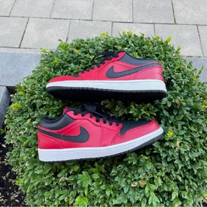 Jordan low  - Ett par Nike Air Jordan 1 Low - Gym Red/White/Black skick 9,5/10 använd några gånger! Ingen smuts under skorna! Storlek 41 men passar både 40 och 42!