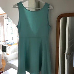 Turkosblå skaterdress med v-ringad rygg - Fint/använt skick!