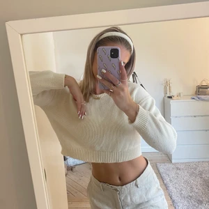 croppad stickad tröja - jätte användbar stickad tröja men som tyvärr blivit lite kort på mig som är 173 cm💕🥺