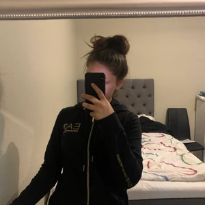 Emporio Armani EA7 kofta strl S - Äkta Svart kofta från Emporio Armani, använd fåtal gånger justerbar midja och ett rätt så tunt material.