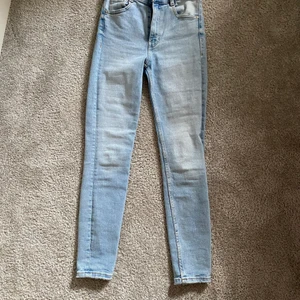 Jeans - Super fina zara jeans som jag bara använt några få gånger då jag inte längre tycker att de är min stil💜  de sitter fint och är i nyskick💜